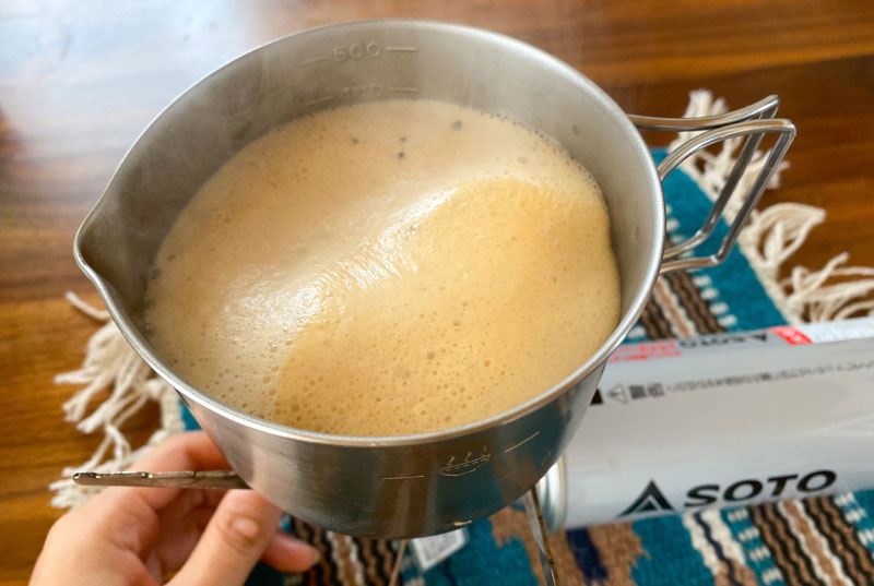 【motteco 甘いスパイス】チャイのレシピ②牛乳を入れて沸騰させる