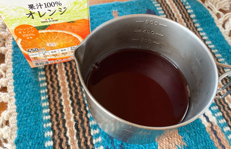 【mottecoレシピ】ホットワインの作り方①ワインとオレンジジュースをお鍋にいれる