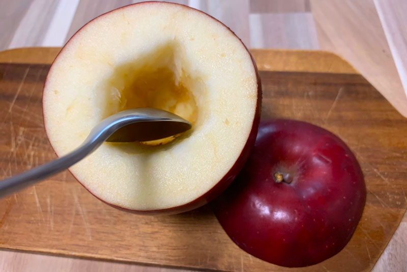 【motteco甘いスパイス】焼きリンゴレシピ②りんごの芯をくり抜きます。