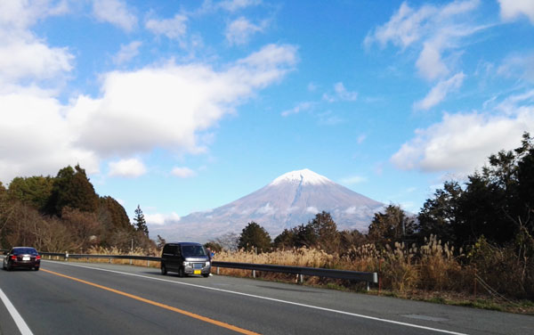 道路から見える富士山