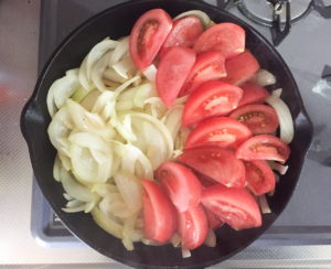トマトすき焼きの作り方①玉ねぎを炒め、トマトをいれる。