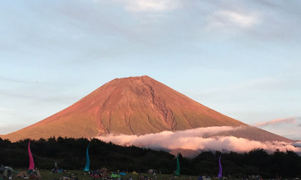 朝霧ジャムのアリーナから見る富士山