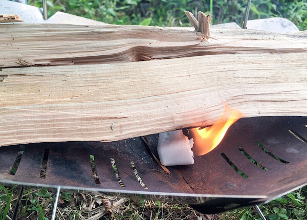 ロゴスの着火剤で薪に火をつける