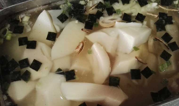 松茸のお吸い物とタケノコの炊き込みご飯：炊く前に水、タケノコ、お吸い物をいれる