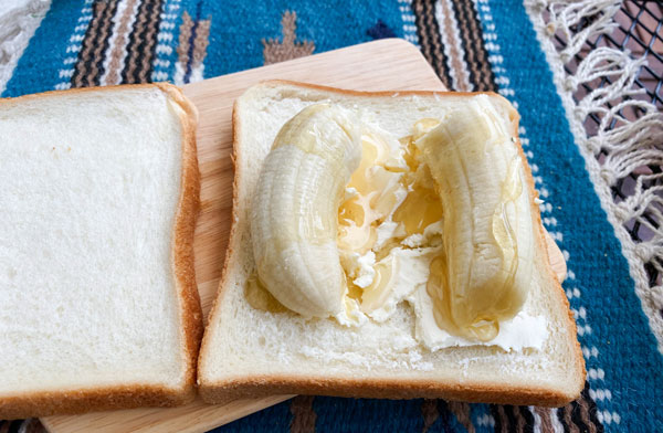 バナナを半分に折ってパンの上にのせる
