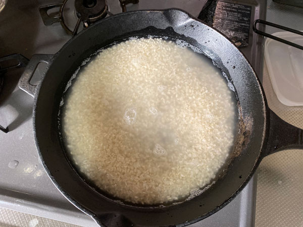 スキレットで米を炊く